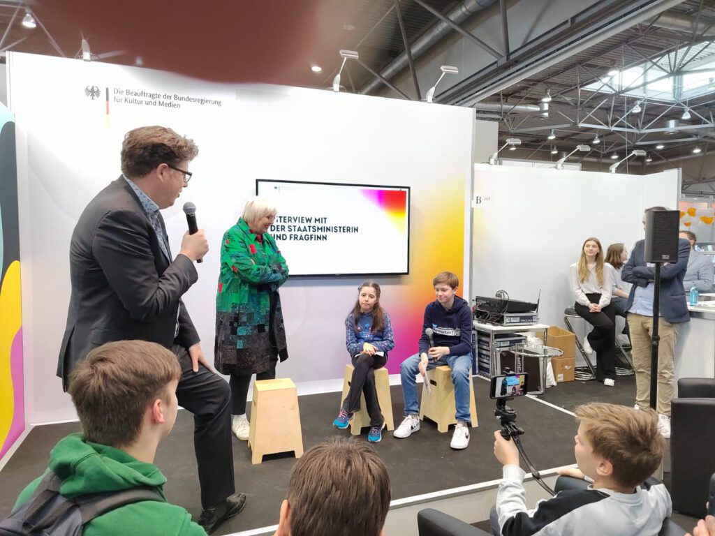 Mit Claudia Roth, Beauftragte für Kultur und Medien und Michael Kellner, Staatssekretär im Wirtschaftsministerium