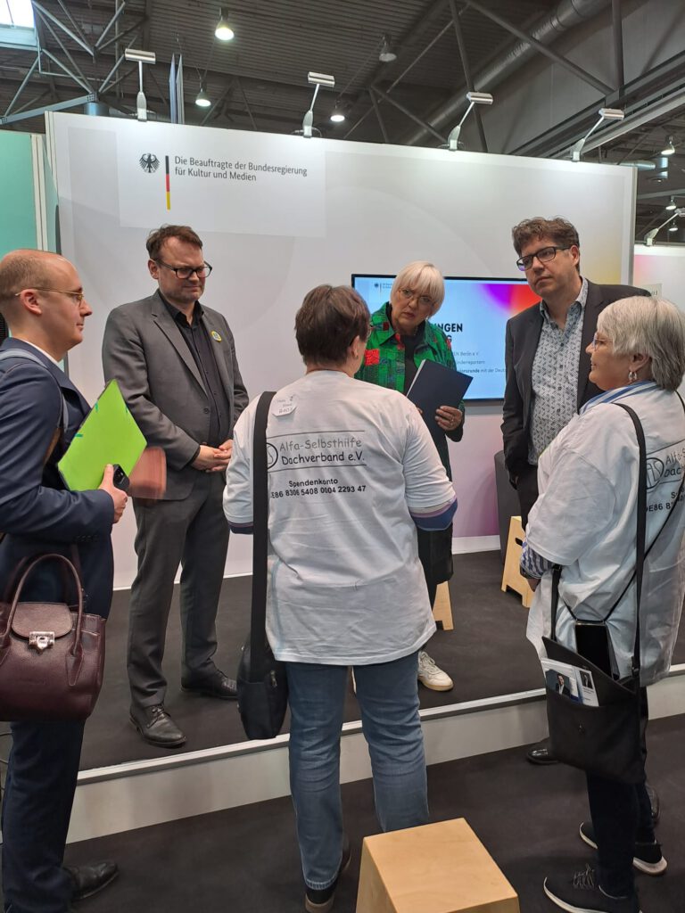 Mit Claudia Roth, Beauftragte für Kultur und Medien und Michael Kellner, Staatssekretär im Wirtschaftsministerium