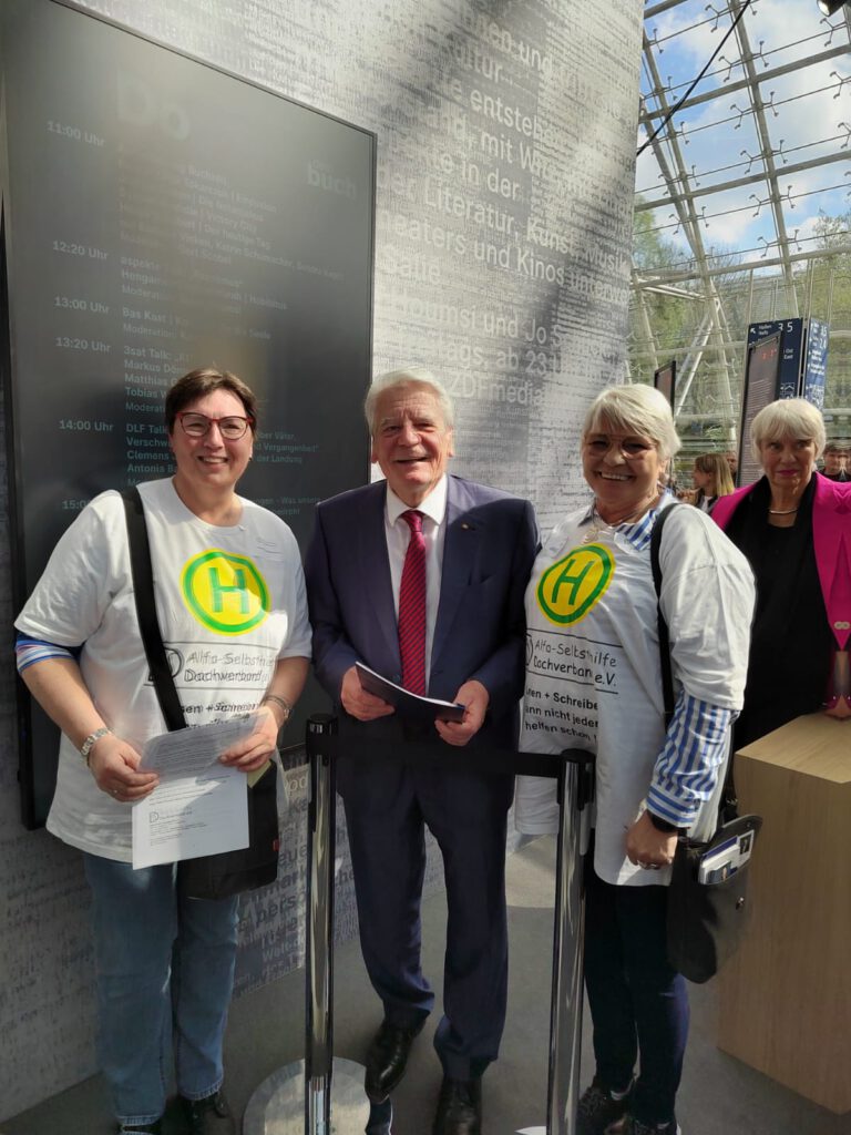 Die Begegnung mit unserem Bundespräsidenten am. D. Joachim Gauck war ganz toll. Es war zwar eine kurze Begegnung aber doch sehr Intensiv.