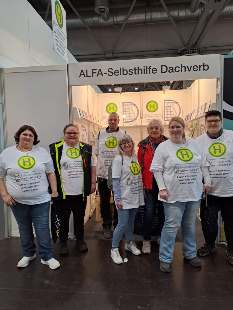 Besuch von der Selbsthilfegruppe Wortsalat aus Trier. Aber auch Brigitte Grünberg Dozentin aus Grimma waren an unserem Stand.