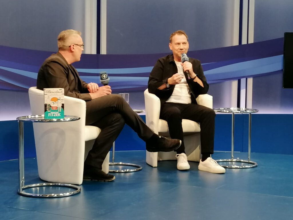 Unser Schirmherr Sebastian Fitzek, stellt gerade sein neues Buch "Elternabend" vor. Es war eine tolle Veranstaltung.